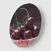 Kersen in roze kom voor fruitliefhebber grote klok (Hoek)