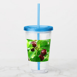 Kersen op een achtergrond van groen acryl drinkbeker