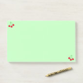 Kersen op groene Post-it® notes (Op bureau)