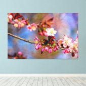Kersenbloesem en Paarse Knoppen Op Een Zonnige Dag Canvas Afdruk (Insitu (Houten vloer))