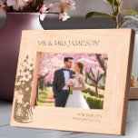 Kersenbloesem meneer en mevrouw trouwfoto gegraveerde lijstjes<br><div class="desc">Houten foto lijst gepersonaliseerd met de naam van de nieuwe meneer & mevrouw,  hun trouwdatum en hun trouwlocatie. Het ontwerp heeft ook een delicate pot kersenbloesem - perfect voor een lentebruiloft. Heerlijk cadeau voor vrijgezellenfeest,  bruiloft,  jonggehuwden of als,  het is natuurlijk hout,  wat dacht je van een 5-jarig jubileum!</div>