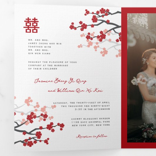 Kersenbloesems foto tweetalige Chinese bruiloft Drieluik Uitnodiging (Binnenzijde eerst)