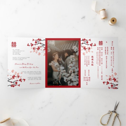 Kersenbloesems foto tweetalige Chinese bruiloft Drieluik Uitnodiging (Binnen)