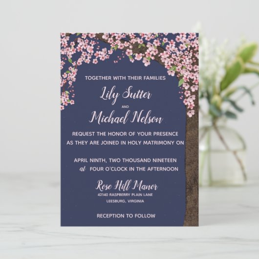 Kersenbloesems 's nachts bruiloft uitnodiging (Staand voorkant)