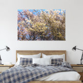 Kersenbomen in volle bloei op een warme lentedag canvas afdruk (Insitu (Slaapkamer))