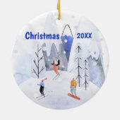 Kerst Alpine Ski Mountain Village Skiers Keramisch Ornament (Achterkant)