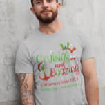 Kerst Cruisen en Boozing Funny T-shirt<br><div class="desc">Dit ontwerp kan op het gebied worden gepersonaliseerd dat door de foto en/of tekst te veranderen wordt verstrekt. Of het kan worden aangepast door te klikken deze Sjabloon personaliseert en dan de klik te kiezen om verdere optie aan te passen en de kleur van de achtergrond te schrappen of te...</div>