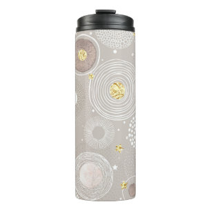 Kerst doodles: gouden folie achtergrond. thermosbeker