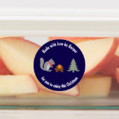 Kerst Eekhoorn Roosteren Hazelnoten op Log Fire Labels (Aangebracht)