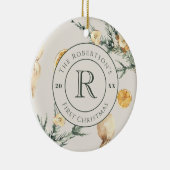 Kerst Elegantie: Monogrammed Pas getrouwd Keramisch Ornament (Rechts)