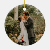 Kerst Elegantie: Monogrammed Pas getrouwd Keramisch Ornament (Achterkant)