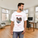 Kerst familie foto hart familienaam t-shirt<br><div class="desc">Wit shirt. Personaliseer en voeg uw eigen familiefoto toe. Hartvormig lijst. Voeg je familienaam en jaartal toe. Rode tekst.</div>