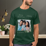 Kerst familie foto kegelgrenen naam t-shirt<br><div class="desc">Personalize and add your own families foto. A green frame decorated with a cone and pine greenery. Add your Famy name and year.</div>