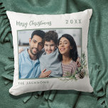 Kerst familie foto witte groene kegeldennen naam kussen<br><div class="desc">Pas uw eigen familiefoto aan en voeg deze toe. Een groen lijst versierd met een kegel- en dennengroen. Elegant witte achtergrond. Voeg je familienaam en jaar toe.</div>