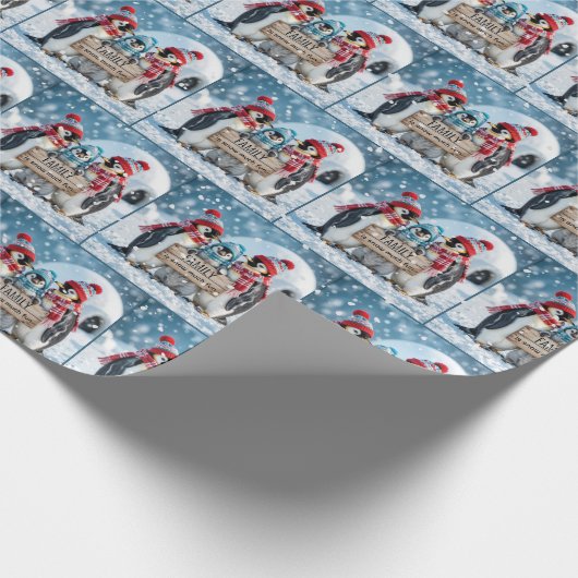 Kerst familie pinguïns met een houten teken cadeaupapier (Hoek)