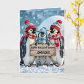 Kerst familie pinguïns met een houten teken kaart (Gele Bloem)