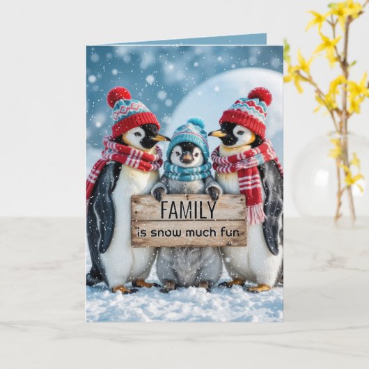 Kerst familie pinguïns met een houten teken kaart (Gele Bloem)