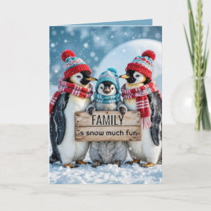 Kerst familie pinguïns met een houten teken kaart
