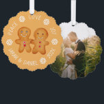 Kerst Gingerbread Paar Foto Sneeuwvlokken Schattig Ornament Kaart<br><div class="desc">Een kerstontwerp: een paar schattige kleine ontbijtkoek beeldjes -een ontbijtkoek man en vrouw - handen vasthouden, op een lichtbruine achtergrond, omgeven door gebogen tekst met witte sneeuwvlokken tussen woorden. De boodschap hierboven is Peace Love Joy, hieronder staan de namen en het jaar. Op de achterkant is er een foto van...</div>