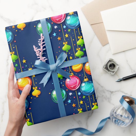 Kerst glazen ballen op een donkerblauwe achtergron cadeaupapier (Geschenken)