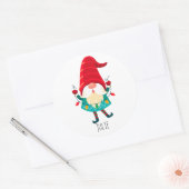 Kerst Gnome met kerstverlichting Ronde Sticker (Envelop)