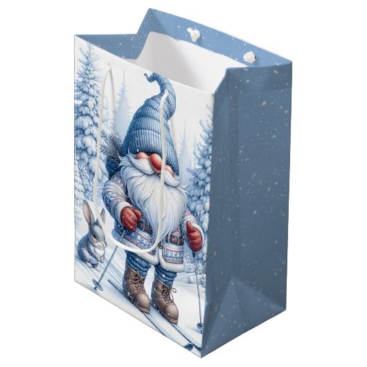 Kerst Gnome Skiën Met Een Konijntje Medium Cadeauzakje (Voorkant Gekanteld)