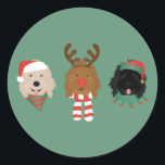 Kerst Goldendoodle Honden Ronde Sticker<br><div class="desc">Schattigee illustratie van Mini Doodle honden gekleed in kerstkleding. Perfect voor dierenliefhebbers.</div>
