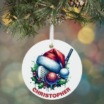 Kerst Golf Club & Ball Aangepaste naam Metalen Ornament<br><div class="desc">T-shirt uw vakantieseizoen af met dit feestelijke golfkerstornament! Met een golfclub en een balletje versierd met een grote kerstmuts, hulstbladeren en rode bessen, is dit ornament een perfecte manier voor golfliefhebbers om de feestdagen te vieren. Of je nu je boompje versiert of op zoek bent naar een cadeau voor de...</div>