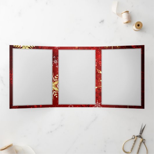 Kerst Gouden Sneeuwvlokken op Rode Achtergrond Drieluik Wenskaart (Binnen)