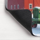 Kerst groene tractor door een rode schuur muismat (Hoek)