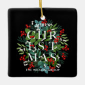 Kerst Groenen en bessen op zwart Keramisch Ornament (Voorkant)