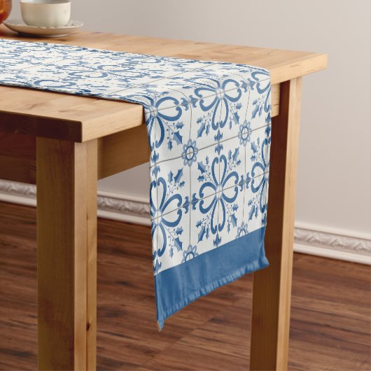 Kerst holly bladeren en bloemblaadjes tegels korte tafelloper (Voorbeeld)