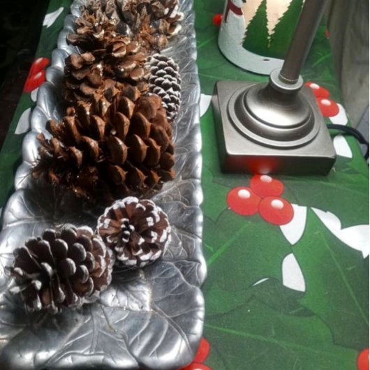 Kerst Holly Leaves en Red Berries op White Korte Tafelloper