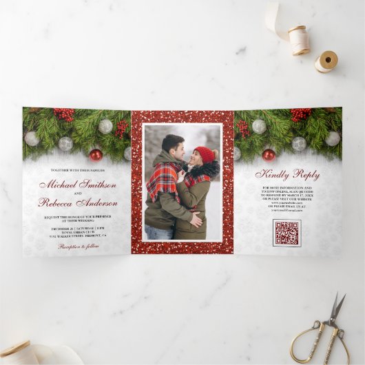 Kerst Hulst Dennenbladeren Huwelijk QR Code Drieluik Uitnodiging (Binnen)