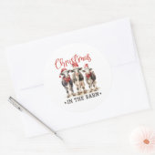 Kerst in de Schuur Rustieke Koeien in Santa Hats Ronde Sticker (Envelop)
