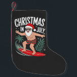 Kerst in juli Grappig Kerstfeest Santa Beach Kleine Kerstsok<br><div class="desc">Santa beach humor,  zomerse kerst grap,  surfen Santa 2025,  tropische vakantie vibes,  feestelijke zon en strand,  leuke juli kerst,  warm weer Santa,  vakantie in zwembroek,  kerst aan de kust,  vakantie twist</div>