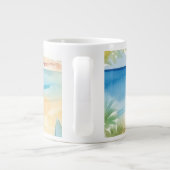 Kerst in juli met de kerstman op het strand grote koffiekop (Achterkant)