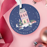 Kerst in nieuwe huis Schattigee stad & roze retro  Ornament<br><div class="desc">Het perfecte ornament aandenken voor nieuwe koppels, pasgetrouwden en gezinnen die hun eerste kerst vieren in hun nieuwe huis. Ons vakantieontwerp heeft een leuk stadslandschap en landschap. Elk klein detail is vastgelegd in deze schilderachtige kleine buurt. Kenmerken Roze huizen uitgedost in feestelijke decoraties, roze met sneeuw bedekte bomen, feestelijke showman,...</div>