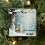 Kerst Kat kijken naar sneeuwvlokken Keramisch Ornament<br><div class="desc">Een schattig kitten met een gezellige sjaal kijkt omhoog naar zachtjes vallende sneeuwvlokken. Tekst kan worden gewijzigd.</div>