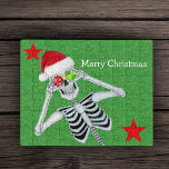 Kerst Lachend Skelet Ornament Eyes Stars Puzzel<br><div class="desc">Deze acrylpuzzel heeft een lachend skelet met een kerstmuts met rode en groene sneeuwvlok ornamenten tot aan zijn ogen op een groene achtergrond met gouden spikkels en twee rode sterren. Pas de Merry Christmas-tekst aan met de sjabloon.</div>