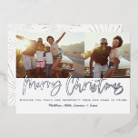 Kerst multi-foto modern zilver script chic folie feestdagenkaart<br><div class="desc">Vette moderne zilveren en witte manuscripttekst,  multi foto kerstfeestkaart. Met het ontwerp van de sterburst backer. Beschikbaar in verschillende kleuren.</div>
