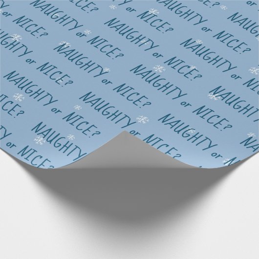 Kerst ONDEUGEND of NICE Tekst Op Sneeuwvlokken Cadeaupapier (Hoek)