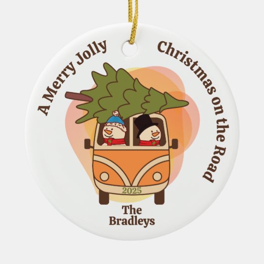 Kerst op de weg Sneeuwmannen in een busje Keramisch Ornament (Voorkant)