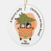 Kerst op de weg Sneeuwmannen in een busje Keramisch Ornament (Links)