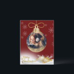 Kerst Ornament Foto Sneeuwvlokken Modern Budget Feestdagenkaart<br><div class="desc">gouden kerst ornament met uw favoriete foto toegevoegd om te personaliseren voor al uw familie & vrienden. rode achtergrond. De perfecte kaart voor de persoon met een budget.</div>