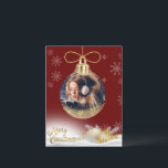 Kerst Ornament Foto Sneeuwvlokken Modern Budget Feestdagenkaart<br><div class="desc">gouden kerst ornament met uw favoriete foto toegevoegd om te personaliseren voor al uw familie & vrienden. rode achtergrond. De perfecte kaart voor de persoon met een budget.</div>