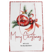 Kerst ornament met rode strik en spar takken medium cadeauzakje (Achterkant)