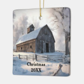 Kerst oude schuur in sneeuwvlokken keramisch ornament (Links)