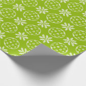 Kerst Pickleball Ball en Holly in Lime Green Cadeaupapier (Hoek)