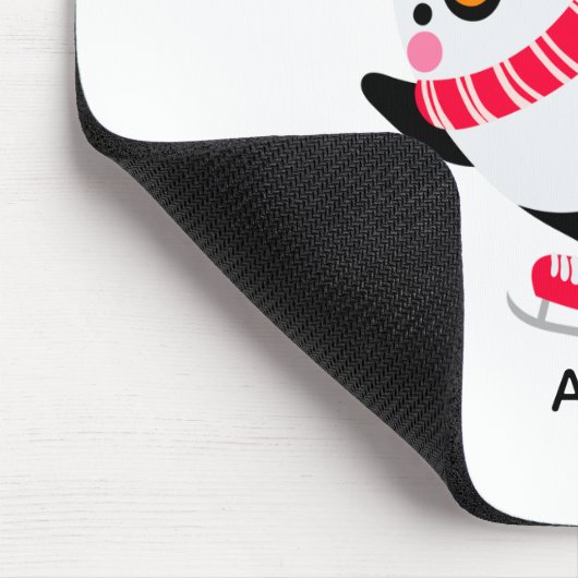 Kerst Pinguïn in een Pet en Sjaal op Schaatsen Muismat (Hoek)